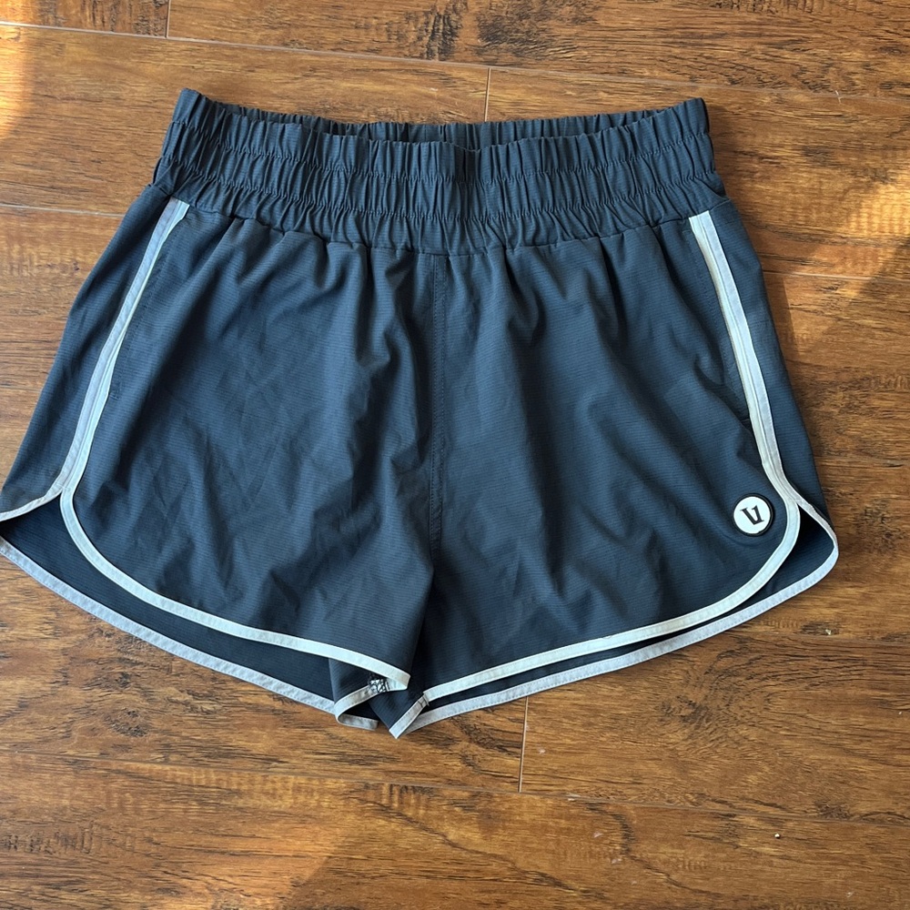 Vuori Cardiff Shorts (Charcoal) - Picture 4 of 9